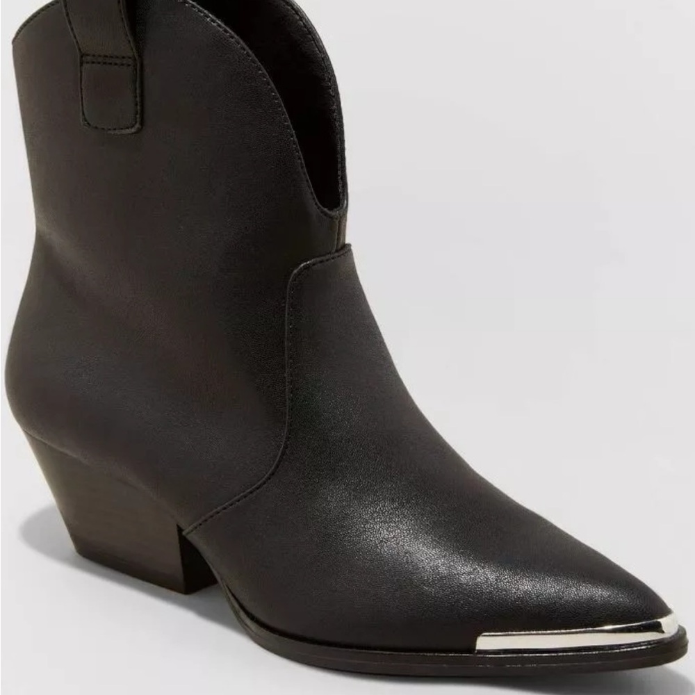 Black cowgirl boots, silver Gromit toe pull on size 9